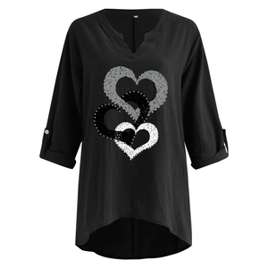 Dettaglio di camicia in cotone e lino con scollo a V, stampe a cuore e maniche a tre quarti