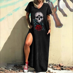Détail d'une robe longue noire à col en V avec imprimé tête de mort et fente latérale
