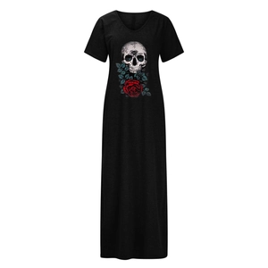 Détail de l'imprimé crâne et roses rouges sur une robe noire à col en V et manches courtes