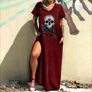 Détail de robe longue à col en V avec imprimé tête de mort et fente latérale