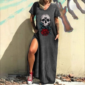 Détail de la robe grise à col en V avec imprimé tête de mort et rose et fente latérale