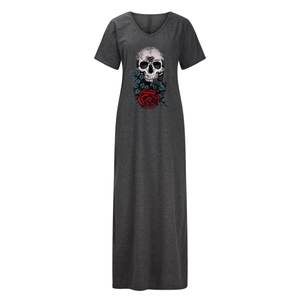 Détail de robe longue à col en V avec imprimé crâne et rose sur tissu gris anthracite