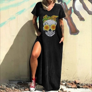 Détail de la robe à imprimé tête de mort avec col en V, fente latérale et tournesols