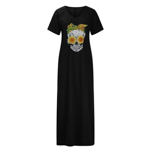 Détail de l'imprimé crâne et tournesol sur robe longue noire col V avec poches latérales