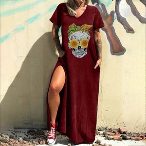 Robe longue bordeaux à col en V avec imprimé tête de mort, tournesol et fente latérale