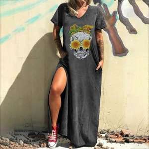 Détail de la fente et de la poche sur une robe grise à imprimé tête de mort