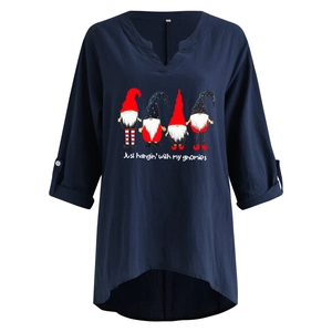 Detail eines marineblauen Baumwoll-V-Ausschnitt-Shirts mit festlichen Gnom-Motiven