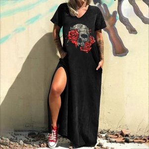 Détail de la robe longue à col en V avec imprimé tête de mort et fente latérale