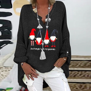Detail der Weihnachts-Gnome-Drucke auf schwarzem V-Ausschnitt Langarmshirt aus Baumwolle