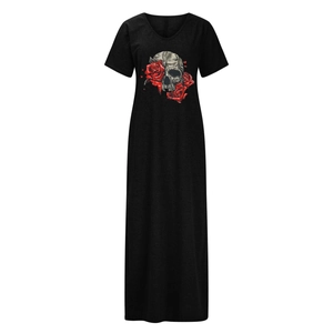 Détail du col en V et de l'imprimé tête de mort et rose sur la robe longue noire