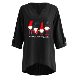 Detail der Weihnachts-Gnom-Bluse mit V-Ausschnitt, Roll-Up-Ärmeln und festlichem Aufdruck