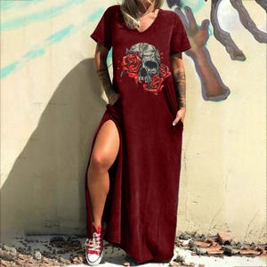 Détail d'une robe maxi bordeaux à col en V avec imprimé crâne et fente latérale en plein air