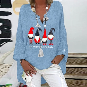 Detail der blauen Leinenbluse mit V-Ausschnitt und lustigem Gnome-Aufdruck