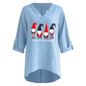 Detail eines V-Ausschnitt-Shirts mit Weihnachtsgnomen-Druck und Roll-up-Knopfärmeln