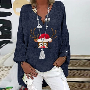 Nahaufnahme eines blauen Weihnachts-Shirts mit V-Ausschnitt und Rentier-Motiv