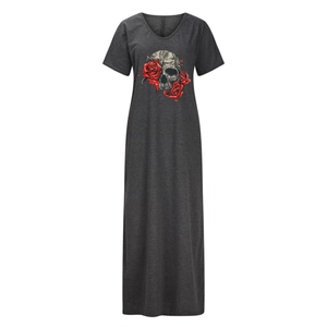 Détail de la robe longue grise à col en V avec imprimé crâne et roses rouges