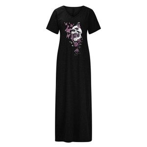 Détail de l'imprimé crâne violet et papillon sur la robe longue noire à col en V