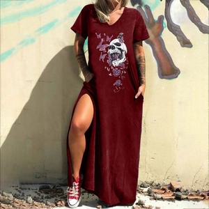 Robe longue rouge vin à col en V avec imprimé tête de mort et fente latérale