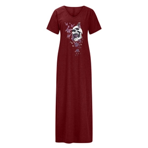 Détail de l'imprimé crâne et rose sur une robe longue bordeaux à col en V