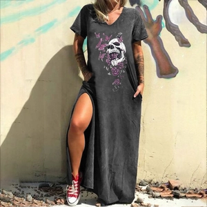 Détail de l'imprimé graphique crâne et rose sur robe grise à col en V avec poches