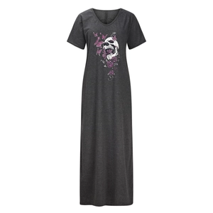 Détail de l'imprimé crâne et fleurs sur cette robe longue grise à col en V
