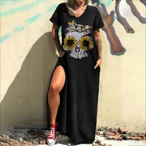 Détail de la robe longue à col en V avec imprimé crâne de tournesol et fente latérale