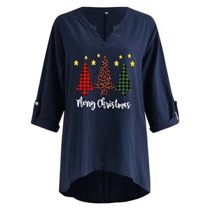 Details der dunkelblauen Baumwoll-Leinen-Bluse mit festlichem Merry Christmas-Aufdruck