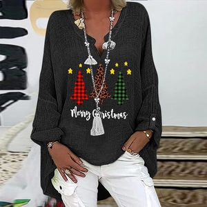 Detailaufnahme des schwarzen Weihnachts-Shirts mit V-Ausschnitt und drei festlichen Bäumen