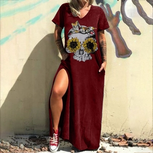 Robe longue bordeaux avec imprimé crâne et tournesol et fente latérale stylée