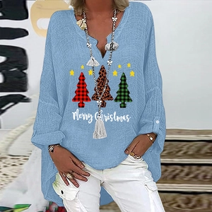 Detailansicht des V-Ausschnitts und Merry Christmas Drucks auf dem hellblauen Leinenhemd