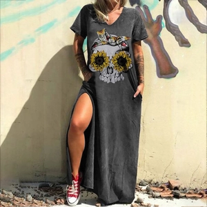 Détail d'une robe maxi à col en V avec imprimé crâne de tournesol et poches latérales