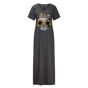 Détail d'une robe maxi à col en V avec imprimé crâne et tournesol sur tissu gris
