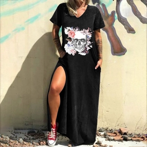 Détail de robe longue noire à col en V avec imprimé crâne floral et fente latérale