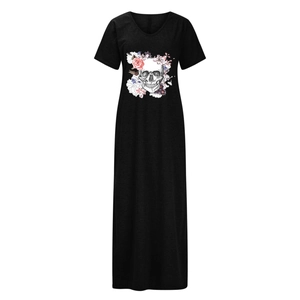 Détail d'un imprimé de crâne et fleurs sur une robe longue noire à col en V et fente