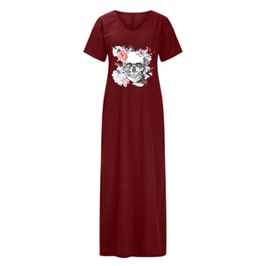 Détail du col en V et de l'imprimé floral tête de mort sur une robe longue bordeaux