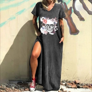 Robe longue noire style urbain avec imprimé tête de mort et fente latérale haute