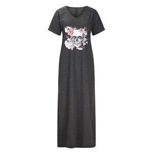 Détail du col en V et de l'imprimé crâne floral sur une robe longue gris foncé