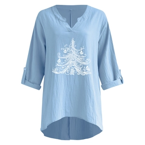 Detailansicht des hellblauen Leinenhemds mit weißem Weihnachtsbaum-Aufdruck für Damen
