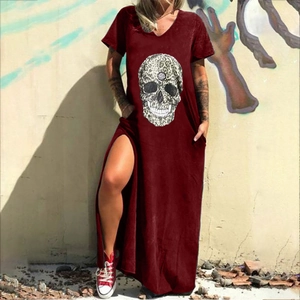 Robe longue bordeaux à col en V avec imprimé crâne léopard, fente et poches