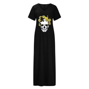 Détail de l'imprimé crâne et fleurs sur une robe noire à manches courtes et col V