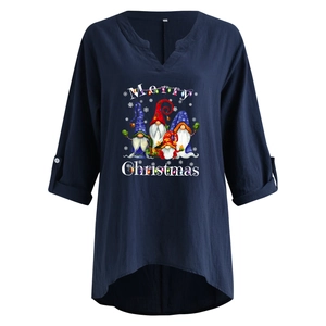 Detail eines dunkelblauen Leinenhemds mit festlichen Gnomen und Merry Christmas Aufdruck