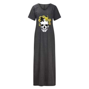 Détail de l'imprimé tête de mort avec couronne de fleurs sur robe maxi gris foncé