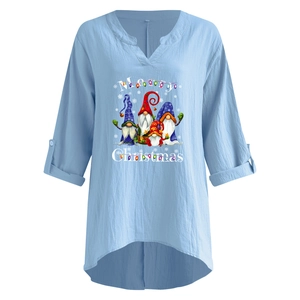 Detailansicht des Weihnachtszwerg-Prints und V-Ausschnitts auf hellblauem Shirt