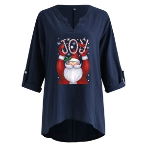 Detail der V-Ausschnitt Tunika mit Weihnachts- und JOY-Aufdruck auf dunkelblauem Stoff