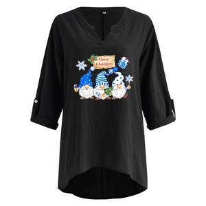 Detail eines V-Ausschnitt Weihnachts-T-Shirts mit Zwergendruck und Vokuhila-Saum