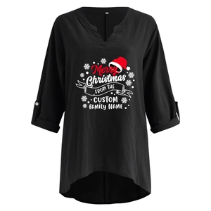 Detail des V-Ausschnitts und personalisierbarer Weihnachtsdruck auf schwarzem Langarmshirt