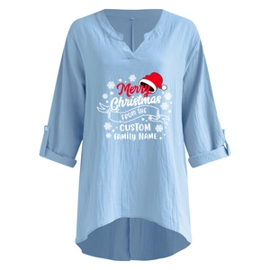 Detail eines hellblauen V-Ausschnitt-Shirts aus Baumwollleinen mit festlichem Weihnachtsdruck
