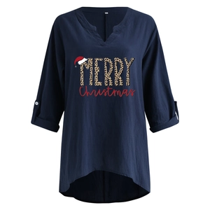 Details von Weihnachts-V-Ausschnitt-Shirt in Marineblau mit MERRY-Leoparden-Aufdruck