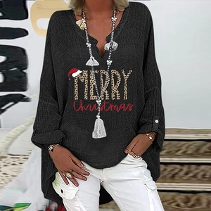 Detail des Weihnachtsaufdrucks mit Leopardenmuster und Quastenkette auf schwarzem Shirt