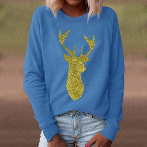Detailaufnahme des hellblauen Weihnachts-Sweatshirts mit goldenem Glitzer-Rentierkopf